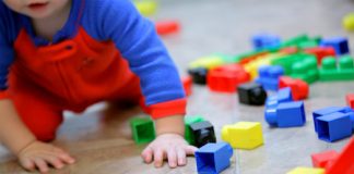 SCHIAFFI A BIMBI IN ASILO NIDO, SOSPESA MAESTRA bonus asilo nido