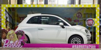 FIAT 500 E BARBIE ATTIRANO L’ATTENZIONE A MILANO