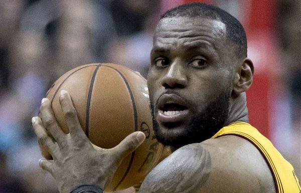 BASKET: NBA. LEBRON SUPERA JORDAN MA LAKERS KO, VINCONO SPURS E JAZZ