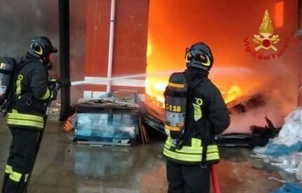 AUTISTA DA’ FUOCO A BUS CON SCOLARESCA NEL MILANESE, FERMATO