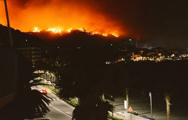 VASTO INCENDIO NEL GENOVESE, CASE EVACUATE E CHIUSO TRATTO A10