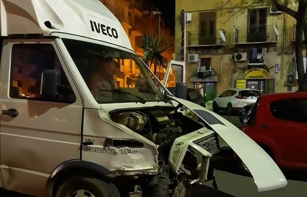 PALERMO, TRE VENTENNI FERITI NELLO SCONTRO FRA UN’AUTO E UN FURGONE