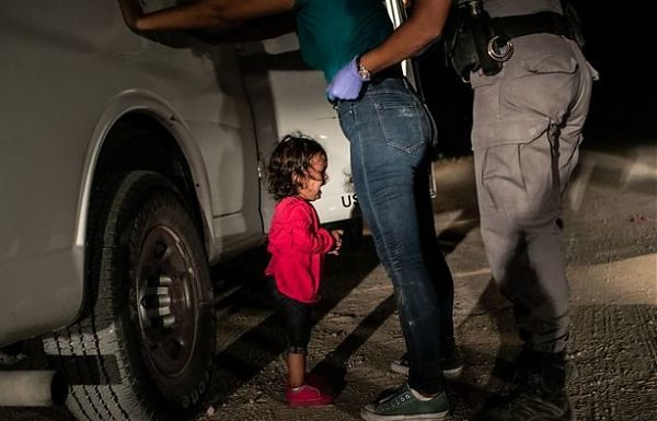 WORLD PRESS PHOT, VINCE JOHN MOORE CON “CRYING GIRL ON THE BORDER”