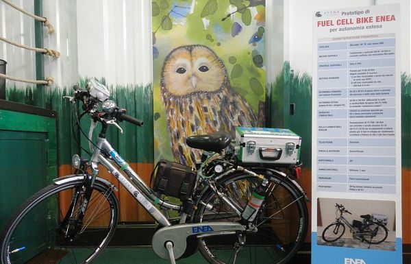 UNA BICI ELETTRICA “A IDROGENO” ALLA PARATA DEI MEZZI ECOLOGICI