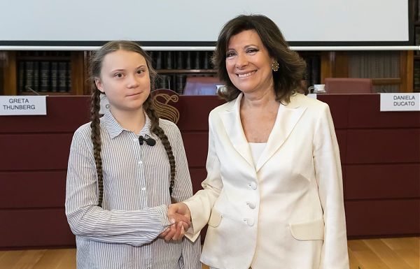 GRETA AL SENATO “BASTA COMPLIMENTI E SELFIE, POLITICA DIA SOLUZIONI”