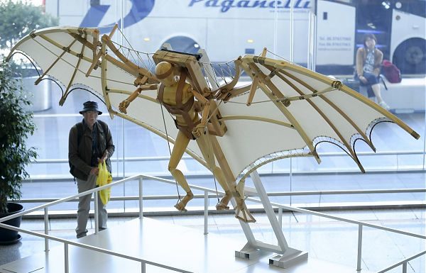 MOSTRE, A FIUMICINO LE “MACCHINE DEL VOLO” DI LEONARDO
