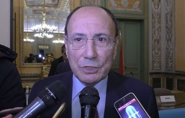 SIRI: SCHIFANI “NON È TENUTO A FARE ALCUN PASSO INDIETRO”