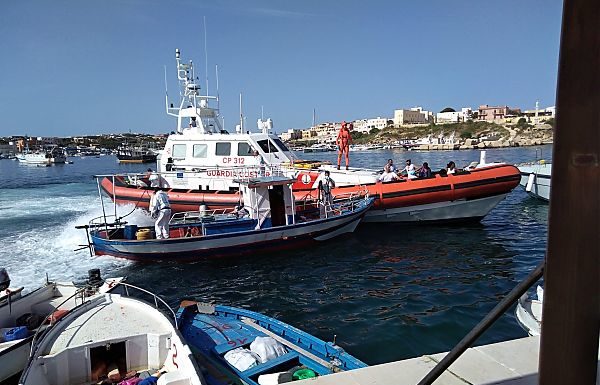 A LAMPEDUSA SBARCANO 38 MIGRANTI, C’È PURE UNA BAMBINA
