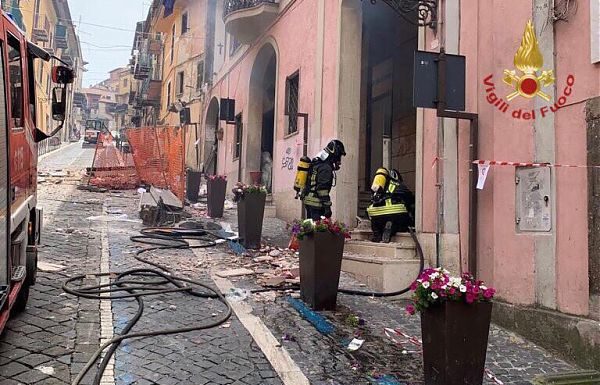 ROCCA DI PAPA: ESPLOSIONE PER FUGA DI GAS, TRA FERITI SINDACO E BIMBI