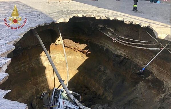 NEL NAPOLETANO SI APRE VORAGINE NELLASFALTO, SPROFONDA AUTOCOMPATTATORE