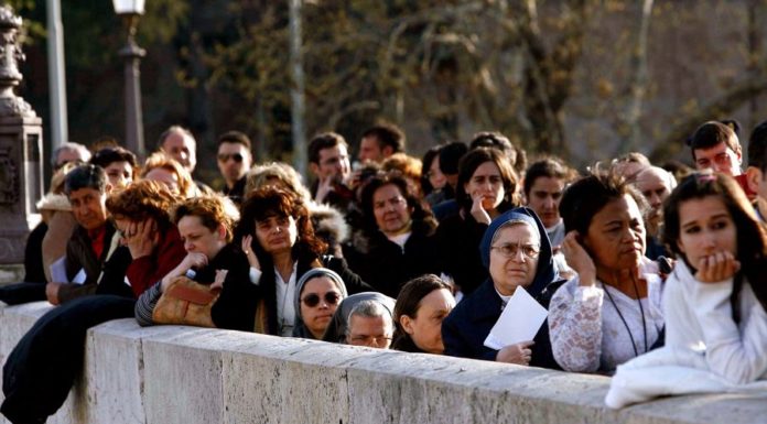 IN ITALIA POPOLAZIONE IN CALO, NASCITE AL MINIMO STORICO