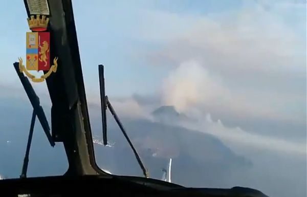 STROMBOLI, DOPO L’EMERGENZA SI SPENGONO GLI ULTIMI FOCOLAI