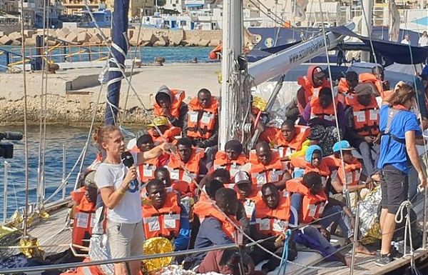 LA NAVE ALEX ATTRACCA AL PORTO DI LAMPEDUSA