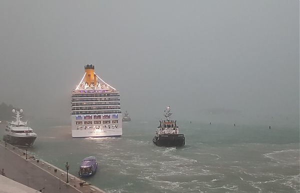 NAVE DA CROCIERA SBANDA A VENEZIA E RISCHIA INCIDENTE