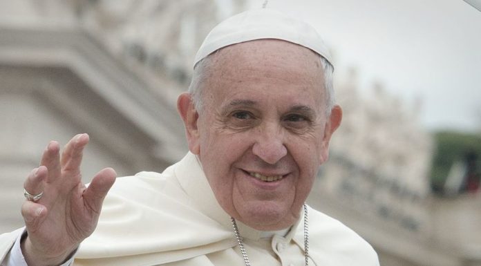 PAPA “I MIGRANTI DEVONO ESSERE AIUTATI, NESSUNO PUO’ ESIMERSI”