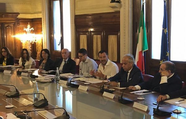 LE NAVI DELLA MARINA E DELLA GUARDIA DI FINANZA A DIFESA DEI PORTI