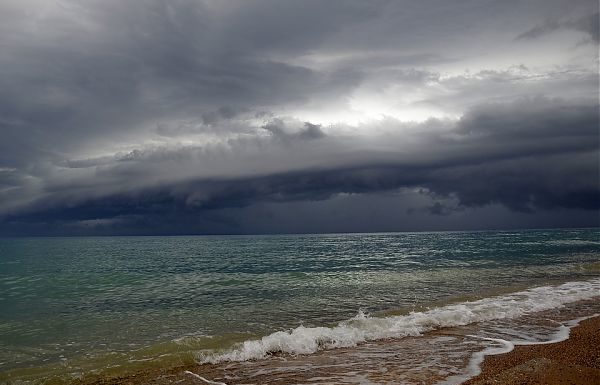 MALTEMPO SULLA COSTA ADRIATICA, SPIAGGE DISTRUTTE E TURISTI IN FUGA