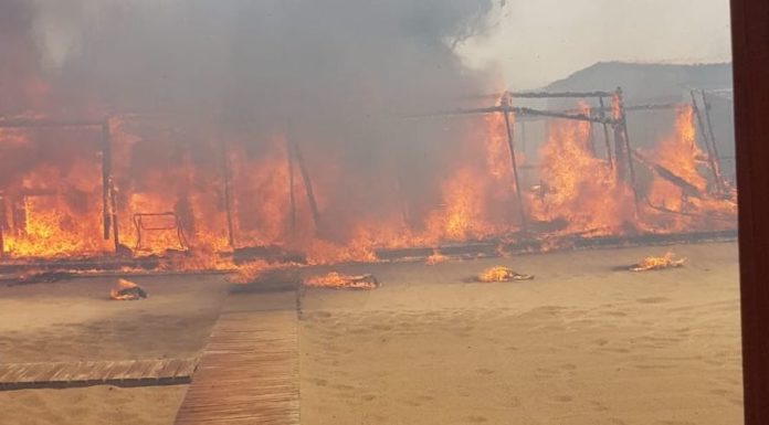 BRUCIA UN LIDO, BAGNANTI IN FUGA A CATANIA