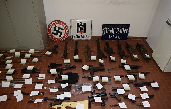 SEQUESTRATO UN ARSENALE DA GUERRA A UN GRUPPO DI ESTREMA DESTRA