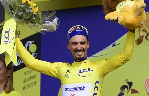 VAN AERT BEFFA VIVIANI IN VOLATA AL TOUR, ALAPHILIPPE ALLUNGA