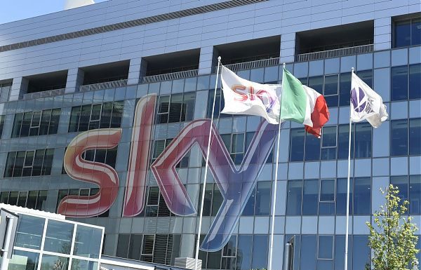 SCOPERTA A PALERMO PIATTAFORMA PIRATA CON I CANALI SKY