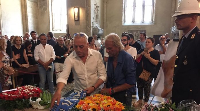 FOLLA E COMMOZIONE A NAPOLI PER ADDIO A DE CRESCENZO