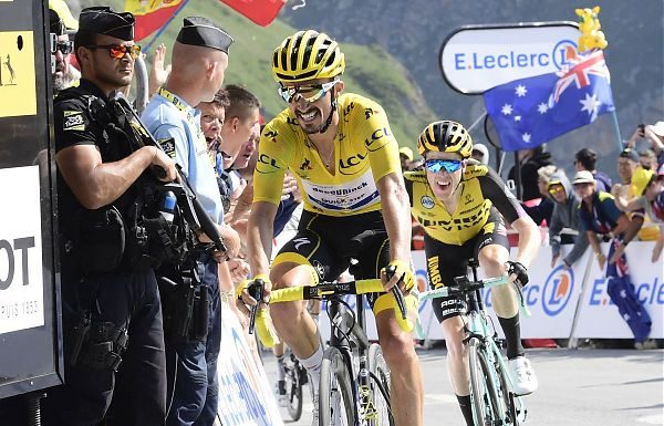 SIMON YATES BRILLA SUI PIRENEI, ALAPHILIPPE TREMA MA RESTA IN GIALLO