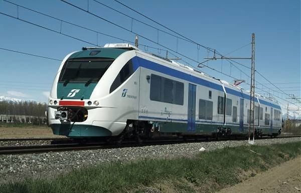 TRAFFICO FERROVIARIO IN TILT PER UN INCENDIO, RITARDI E CANCELLAZIONI