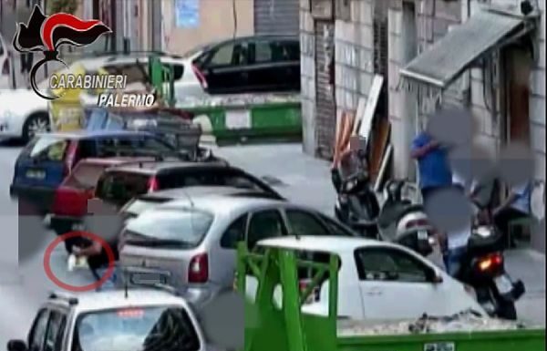 ASSE DELLA DROGA TRA PALERMO E NAPOLI, 12 ARRESTI