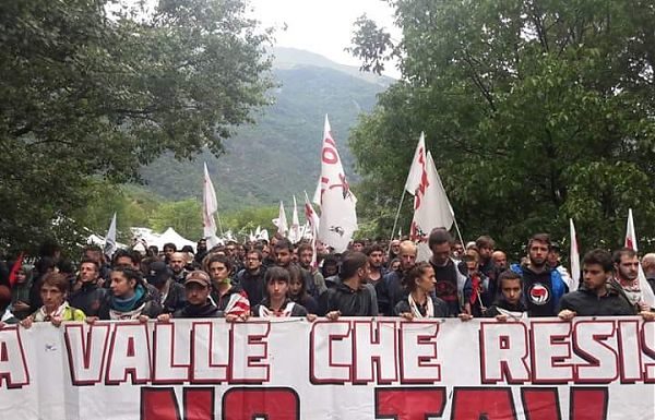 AL VIA MARCIA “NO TAV” SOTTO LA PIOGGIA