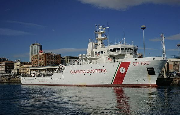 IMMIGRAZIONE, NAVE GREGORETTI DAVANTI AL PORTO DI CATANIA
