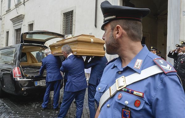 FOLLA E COMMOZIONE AI FUNERALI DEL VICEBRIGADIERE UCCISO