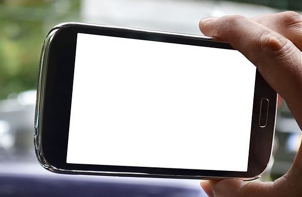 INCOLLATI ALLO SMARTPHONE ANCHE D’ESTATE, È ALLARME VISTA