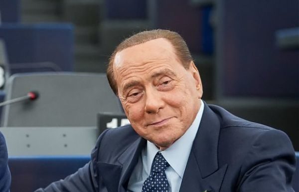 PAPERONIITALIA,BERLUSCONI BATTE ARMANI E DEL VECCHIO MA SOLO SUI MEDIA