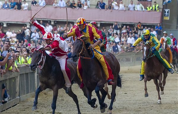 LA SELVA VINCE IL PALIO DELL’ASSUNTA A SIENA CON IL CAVALLO SCOSSO