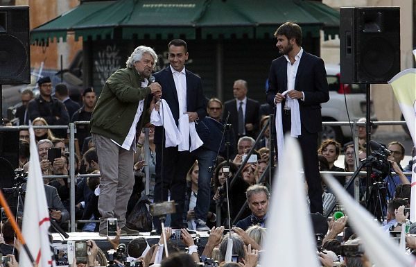 GRILLO RIUNISCE VERTICI M5S NELLA SUA VILLA IN TOSCANA