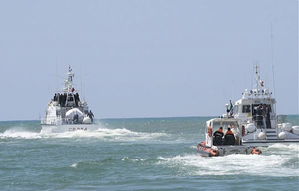 ALARM PHONE “BARCA CAPOVOLTA NEL MEDITERRANEO, TEMIAMO UNA STRAGE”