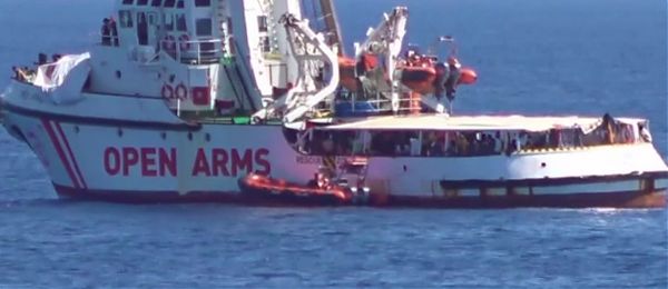 OPEN ARMS, PRIMA NOTTE SULLA TERRA FERMA PER I MIGRANTI