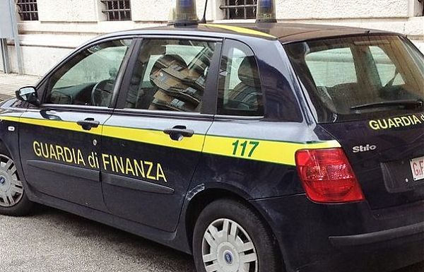 SEQUESTRATI OLTRE 75 MILA CAPI CONTRAFFATTI A ROMA, TRE DENUNCE