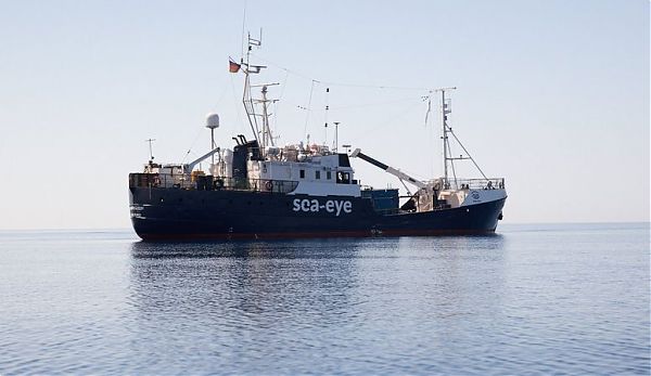 SOCCORSI IN MARE 13 MIGRANTI DA ALAN KURDI