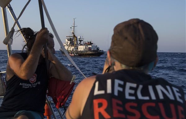 MIGRANTI, “ELEONORE” FORZA DIVIETO INGRESSO E SI DIRIGE A POZZALLO
