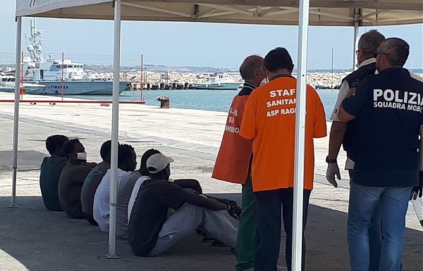 NAVE ELEONORE. 104 MIGRANTI SBARCATI A POZZALLO, DUE IN OSPEDALE