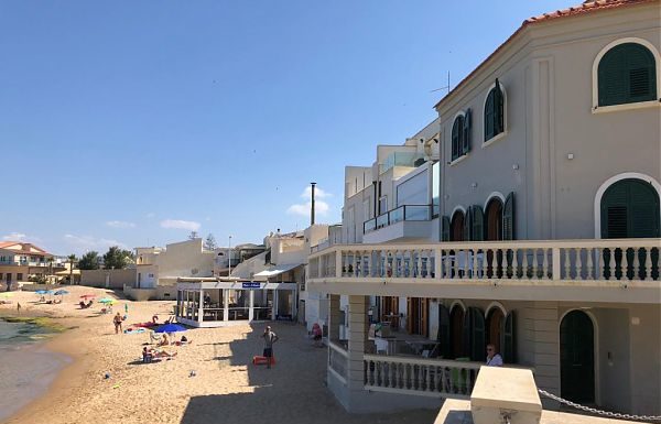 SPACCIAVA A POCHI METRI DA “CASA MONTALBANO”, ARRESTATO 38ENNE