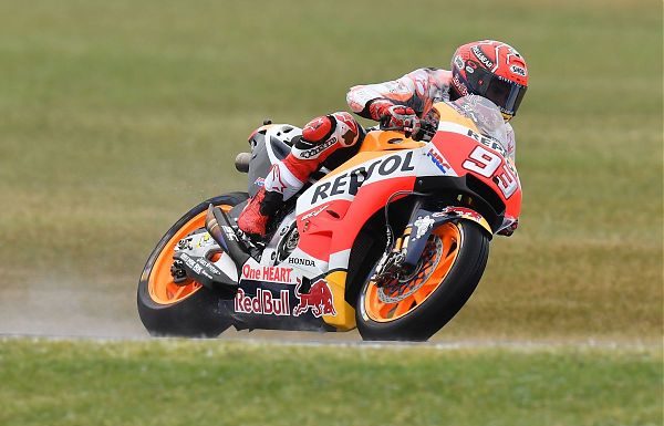 MARQUEZ SI PRENDE LA POLE AD ARAGON, ROSSI ACCIUFFA LA SECONDA FILA