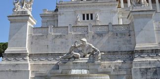 AMERICANA IMMERGE PIEDE IN FONTANA ALTARE PATRIA, DENUNCIATA