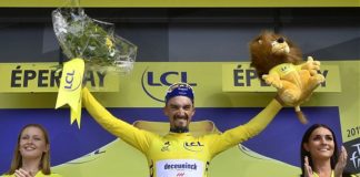 ALAPHILIPPE STRAPPA LA MAGLIA GIALLA A CICCONE