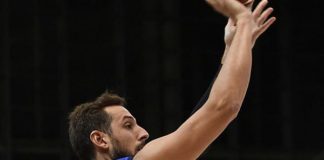 SAN ANTONIO VINCE ANCORA, TORONTO STOPPA MILWAUKEE