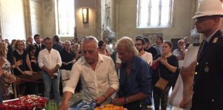 COMMOZIONE A NAPOLI PER ADDIO A DE CRESCENZO