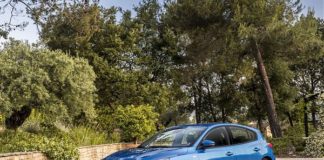 FORD FOCUS ST LINE, SI POSTEGGIA CON UN DITO