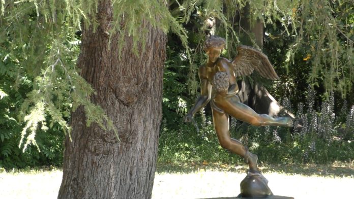 Nella foto una delle sculture di Alba Gonzales a villa Malfitano, a Palermo